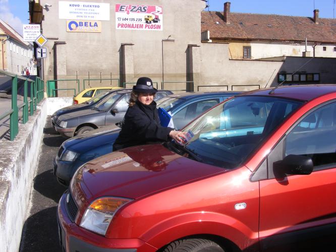 Nenechávejte věci ve vozidle