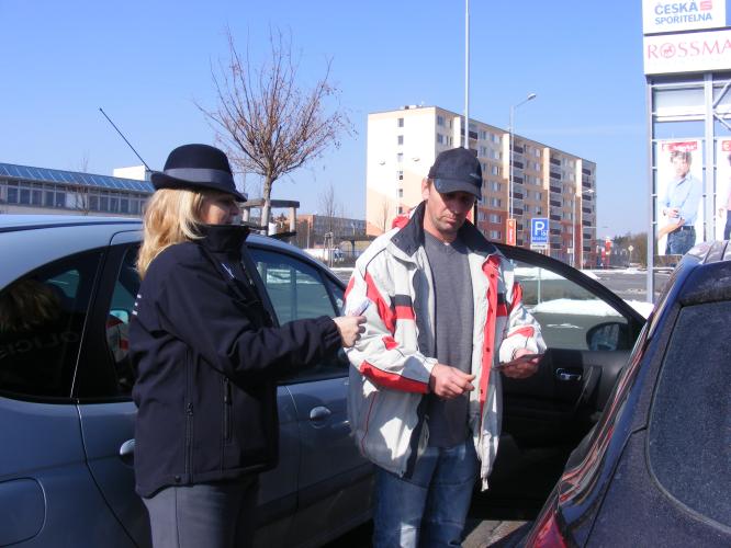 Nenechávejte věci ve vozidle