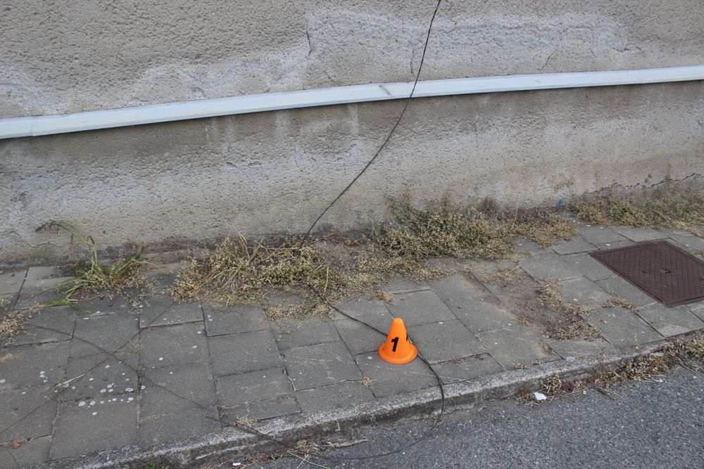 Neoznačený kabel přes cestu