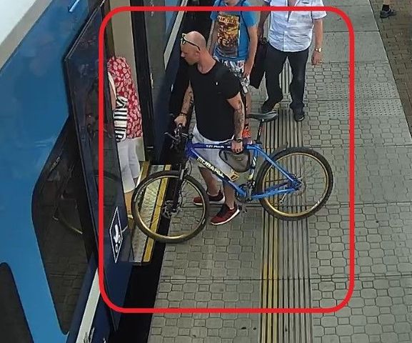 Neznáte muže na fotografii?