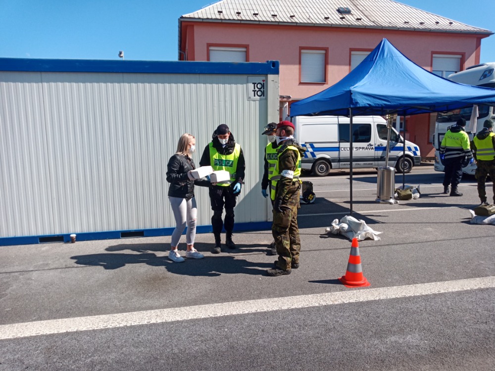 Občerstvení pro policisty sloužící na D. Dvořišti