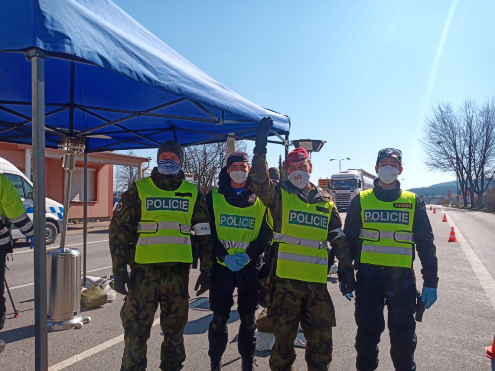 Občerstvení pro policisty sloužící na D. Dvořišti