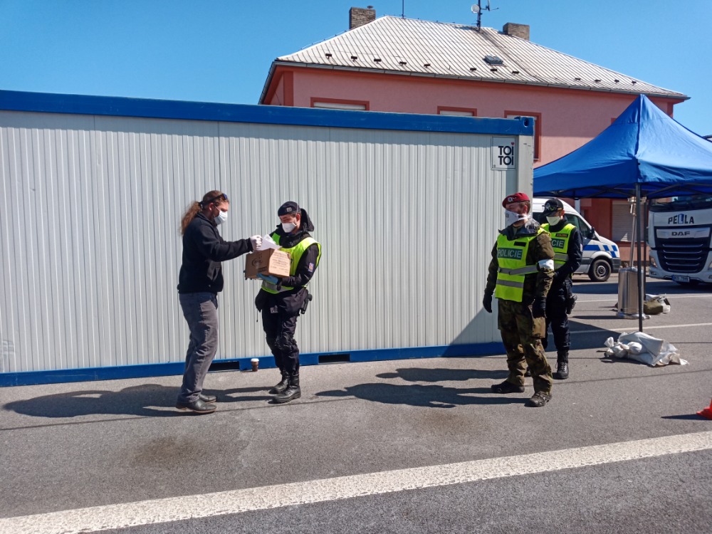 Občerstvení pro policisty sloužící na D. Dvořišti