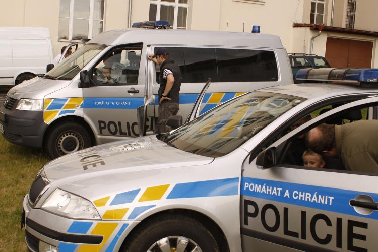 Obě policejní auta byla v obležení dětí
