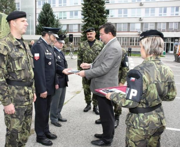 Ocenění policistů MNO 2. 9. 2010.jpg