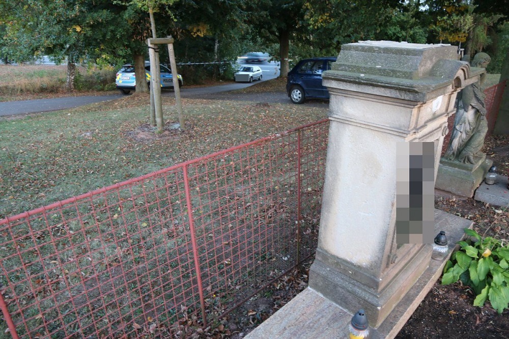 Odcizená pískovcová socha v obci Vrchovina