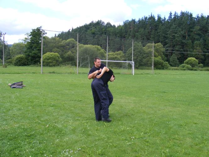 Odvádění spoutaného pachatele.JPG