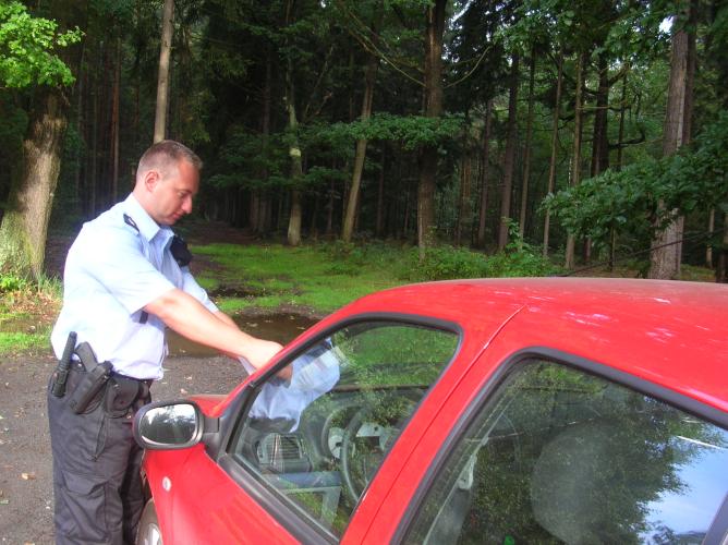 Opuštěná vozidla houbařů a rybářů