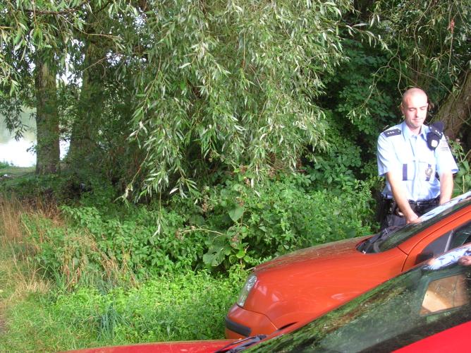 Opuštěná vozidla houbařů a rybářů