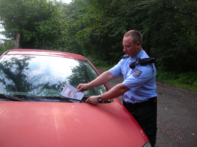 Opuštěná vozidla houbařů a rybářů