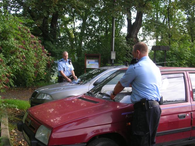 Opuštěná vozidla houbařů a rybářů