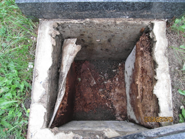 Otevřený náhrobek.JPG