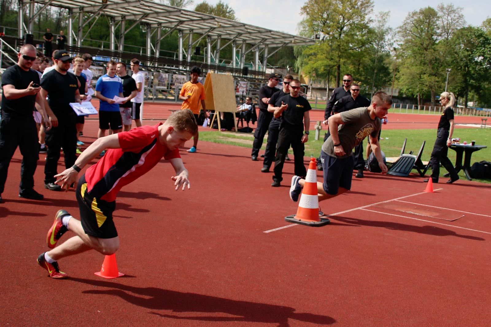 PŘES BARIÉRY S POLICIÍ