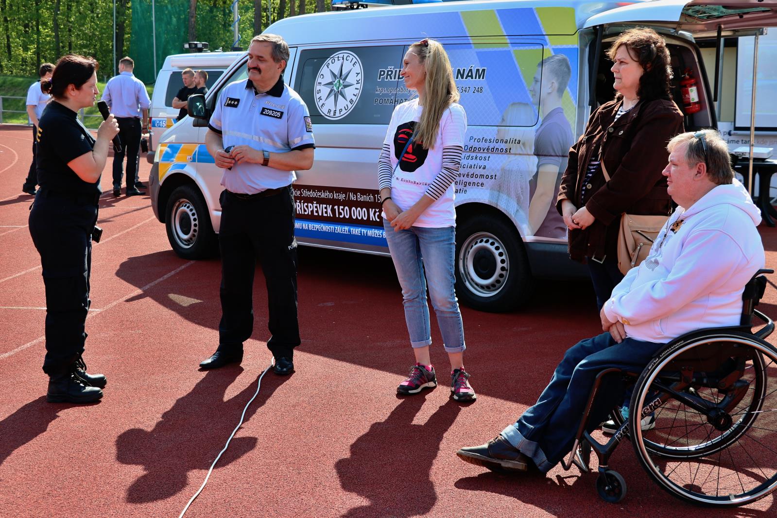PŘES BARIÉRY S POLICIÍ