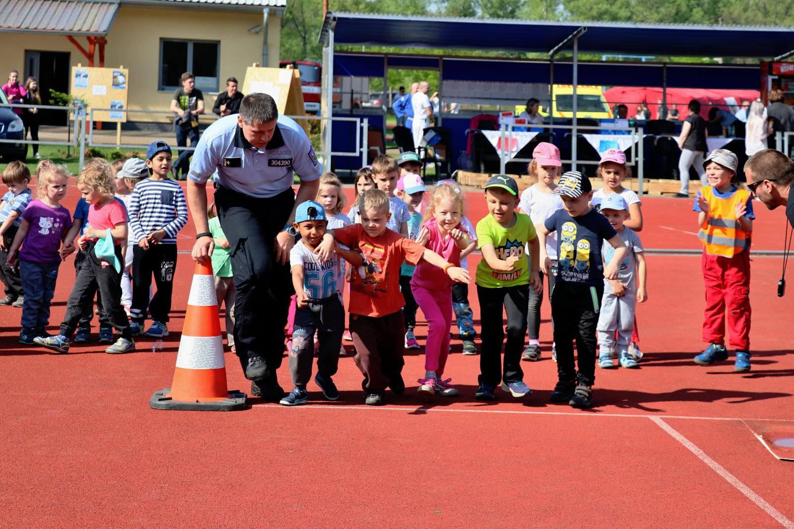 PŘES BARIÉRY S POLICIÍ