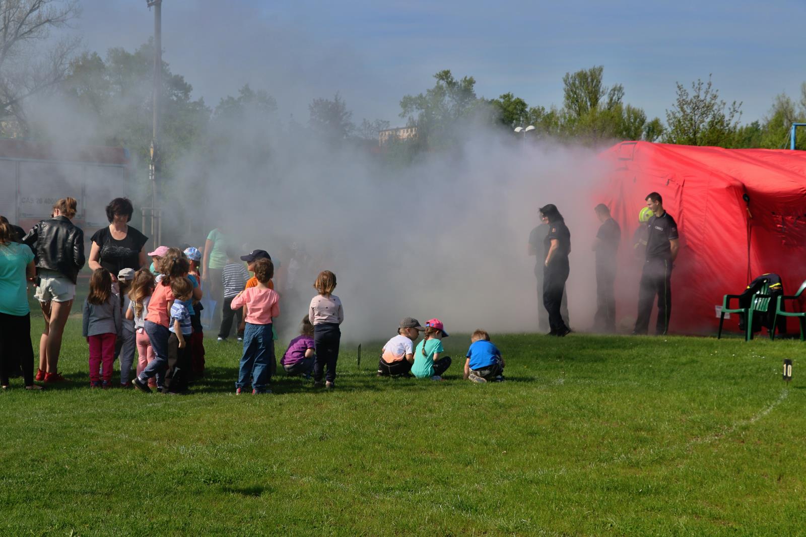 PŘES BARIÉRY S POLICIÍ