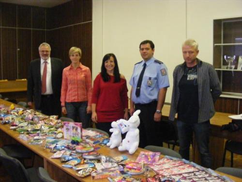 Předání věcí pro dětské oběti a svědky