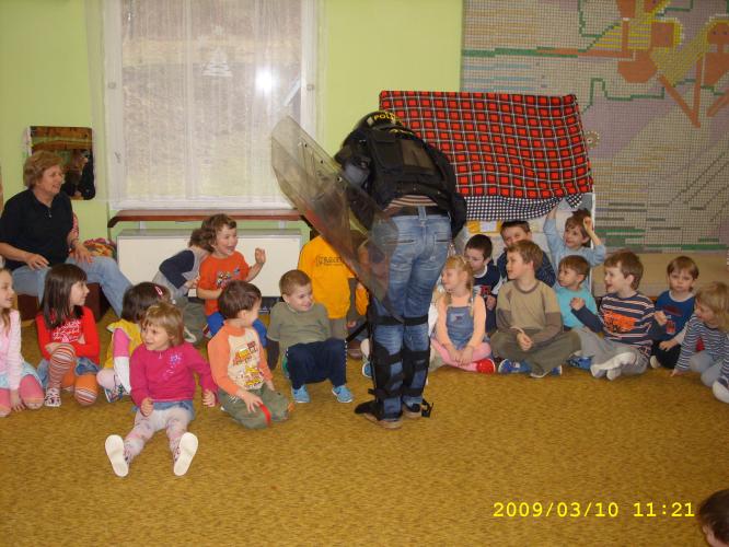 Paní učitelka v policejním