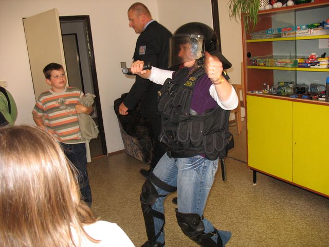 Paní učitelka v roli policisty