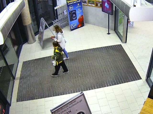Pátrání po totožnosti žen ve vestibulu OD Kaufland 2.JPG