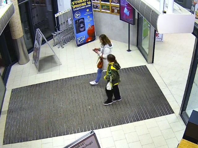 Pátrání po totožnosti žen ve vestibulu OD Kaufland.JPG