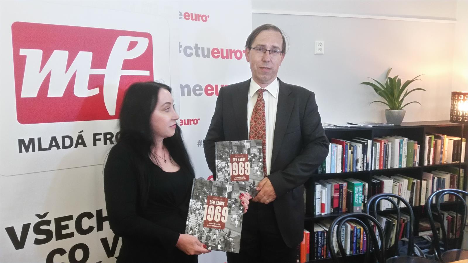 PhDr. Daniel Povolný, Ph. D. a ředitelka ÚDV SKPV plk. PhDr. Eva Michálková, MBA