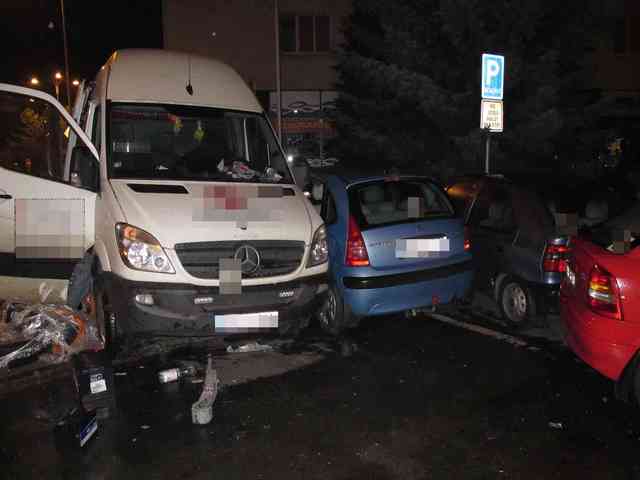 Poškozeno 11 vozidel - foto číslo 1