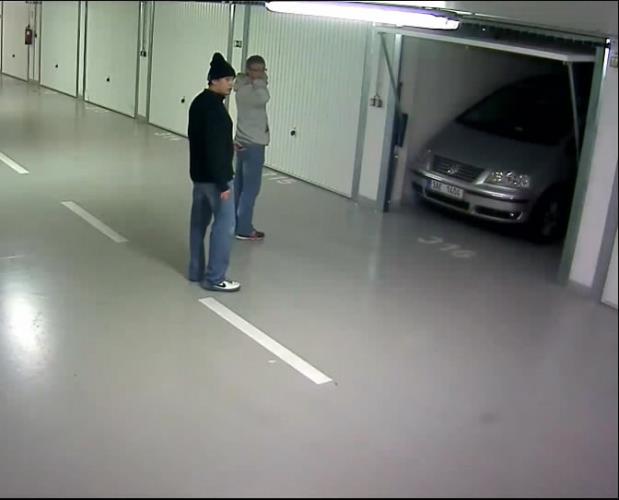 Podezřelá dvojice před krádeží (VW Sharan)