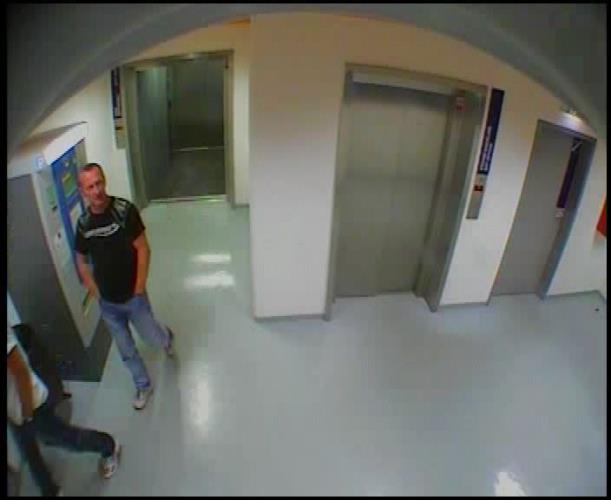 Podezřelí č. 2 a 3 u výtahů (2) C Krádež motorek