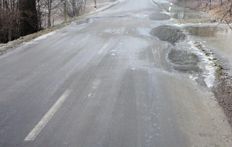 Pohled na namrzlou vozovku