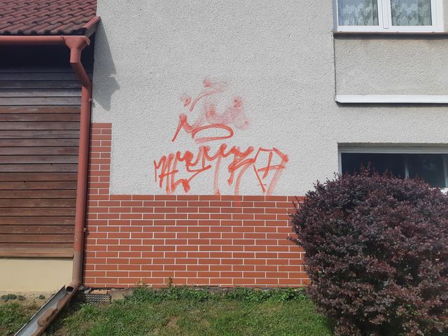 Pohled na nápis v levé části stěny.jpg