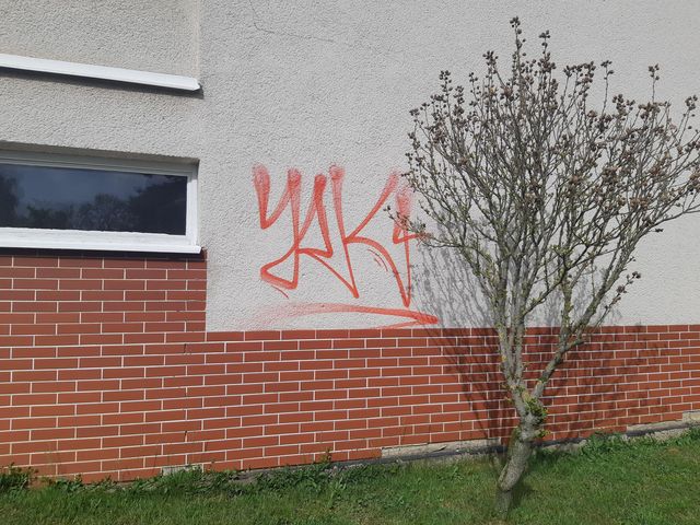 Pohled na nápis v pravé části stěny.jpg