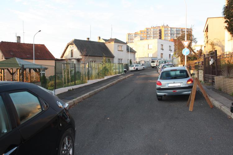 Pohled na ulici, kde došlo k loupeži