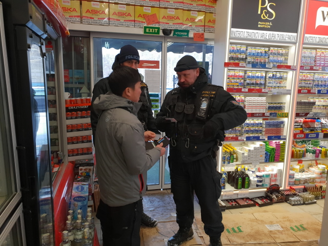 Policejní akce na tržnici v Potůčkách