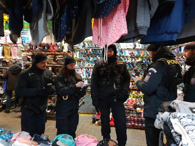 Policejní akce na tržnici v Potůčkách