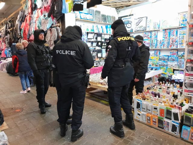 Policejní akce na tržnici v Potůčkách