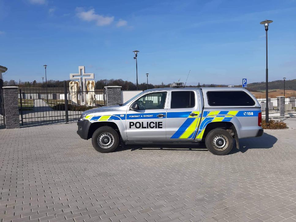 Policejní hlídka u hřbitova Šošůvka.jpg