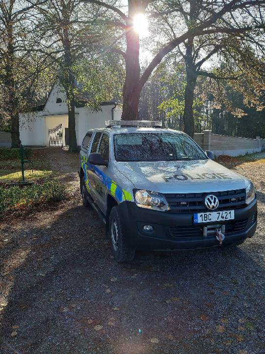 Policejní hlídka u hřbitova v Senetářově