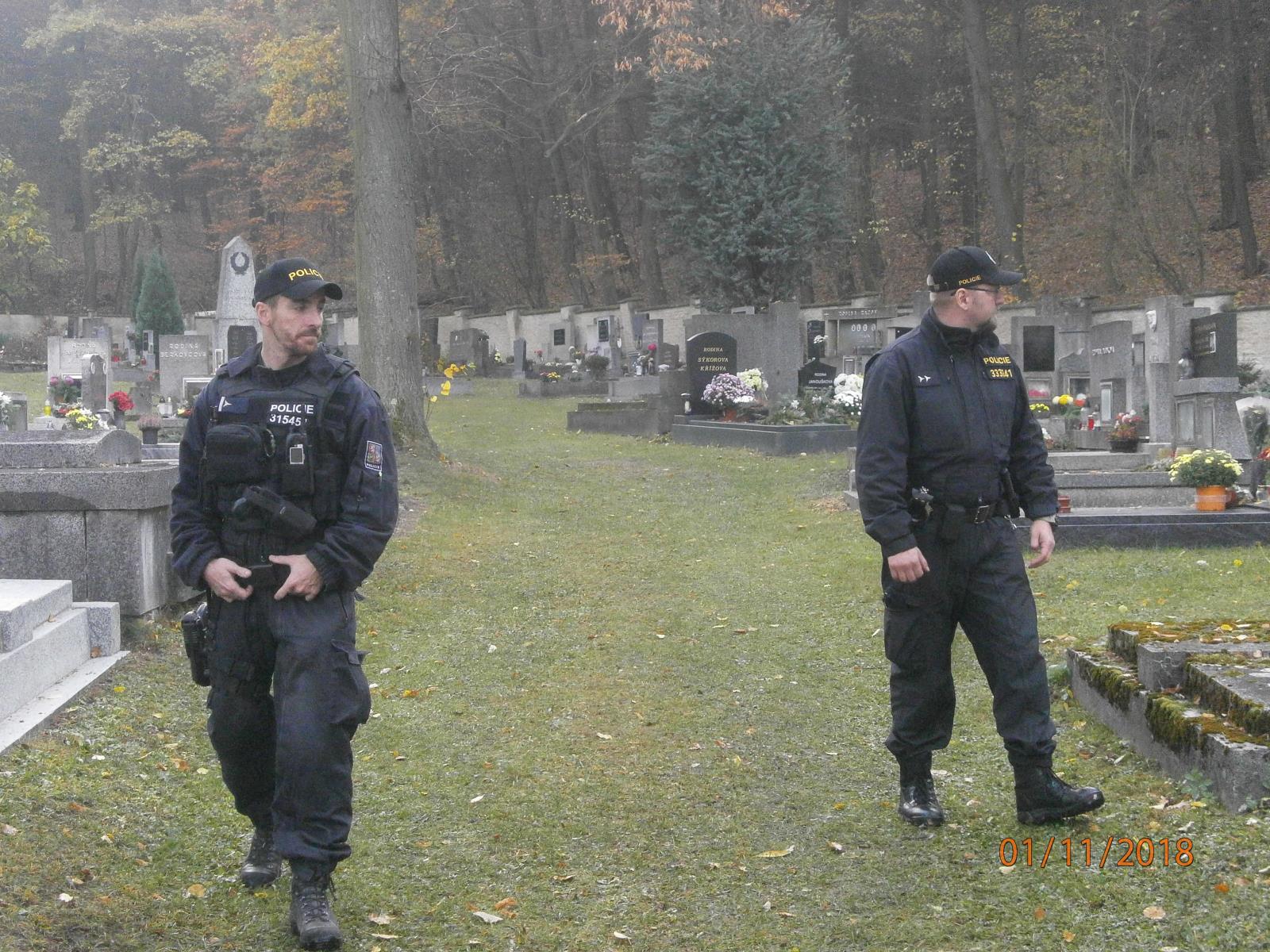 Policejní kontroly na hřbitovech