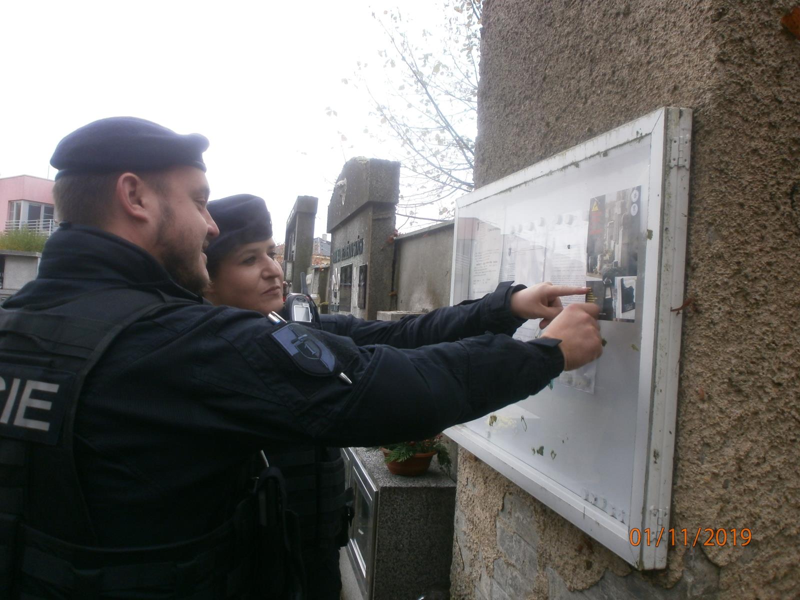 Policejní kontroly na hřbitovech