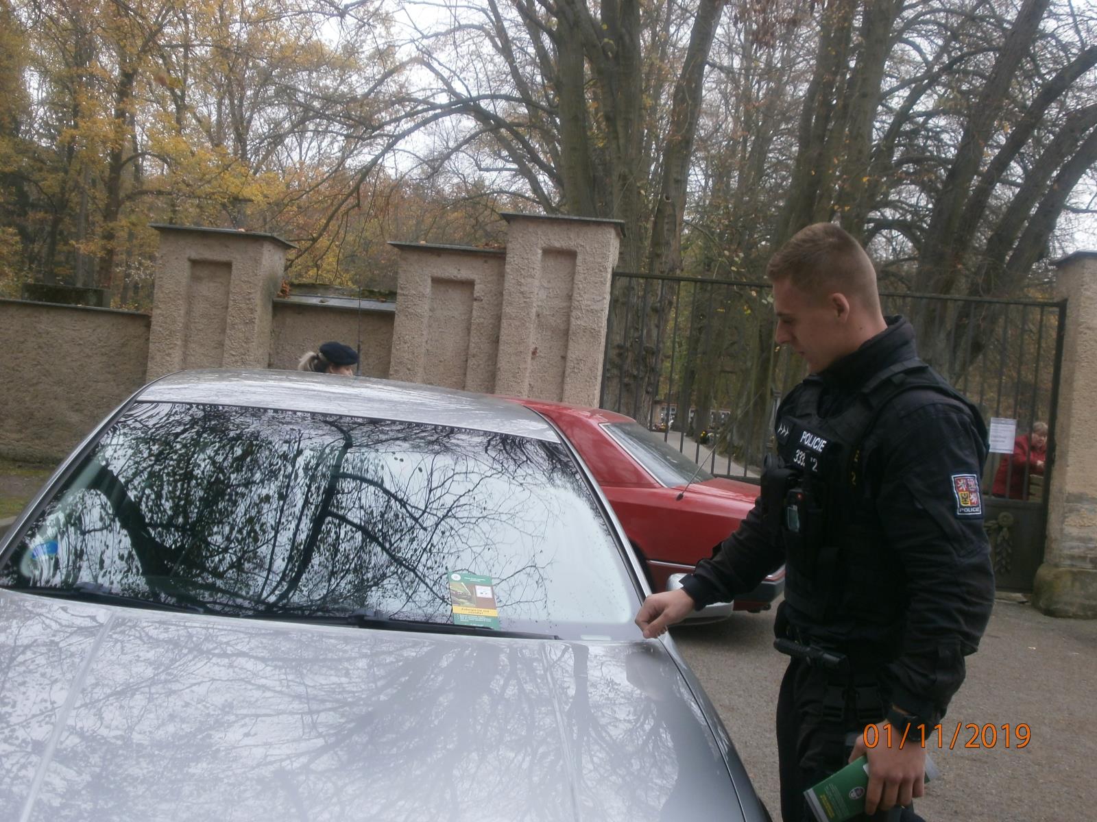 Policejní kontroly na hřbitovech
