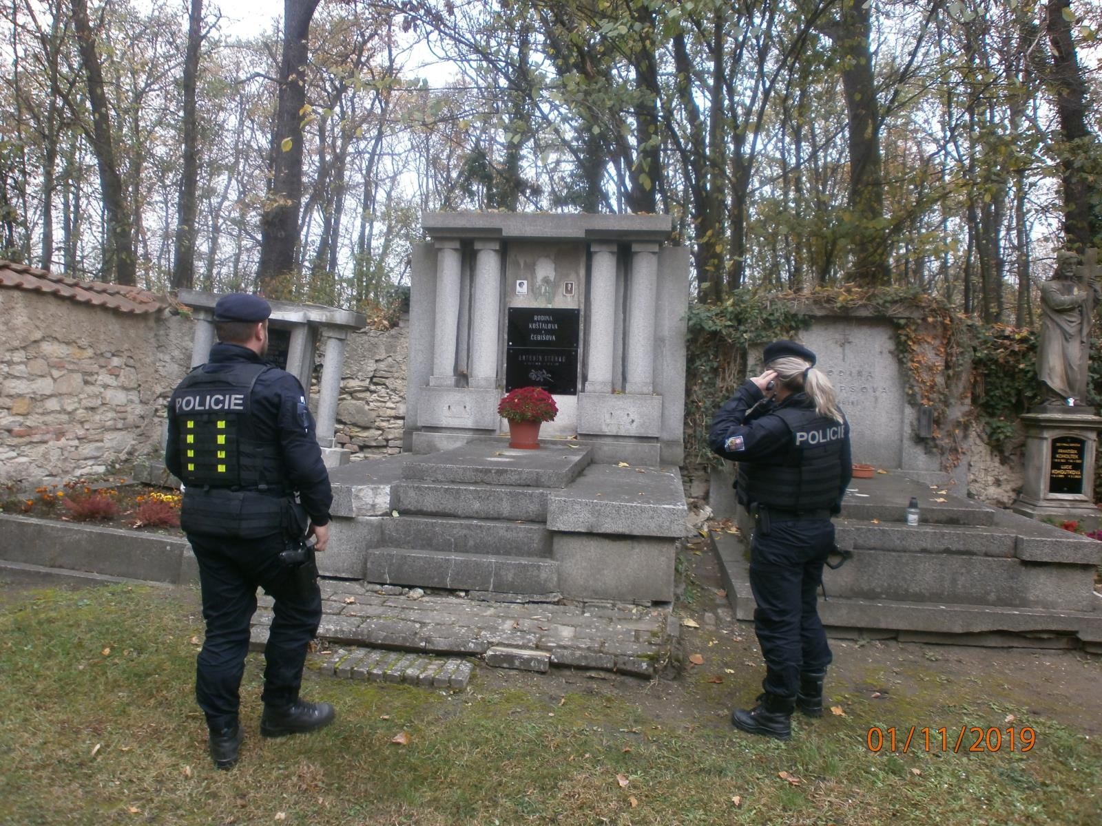 Policejní kontroly na hřbitovech