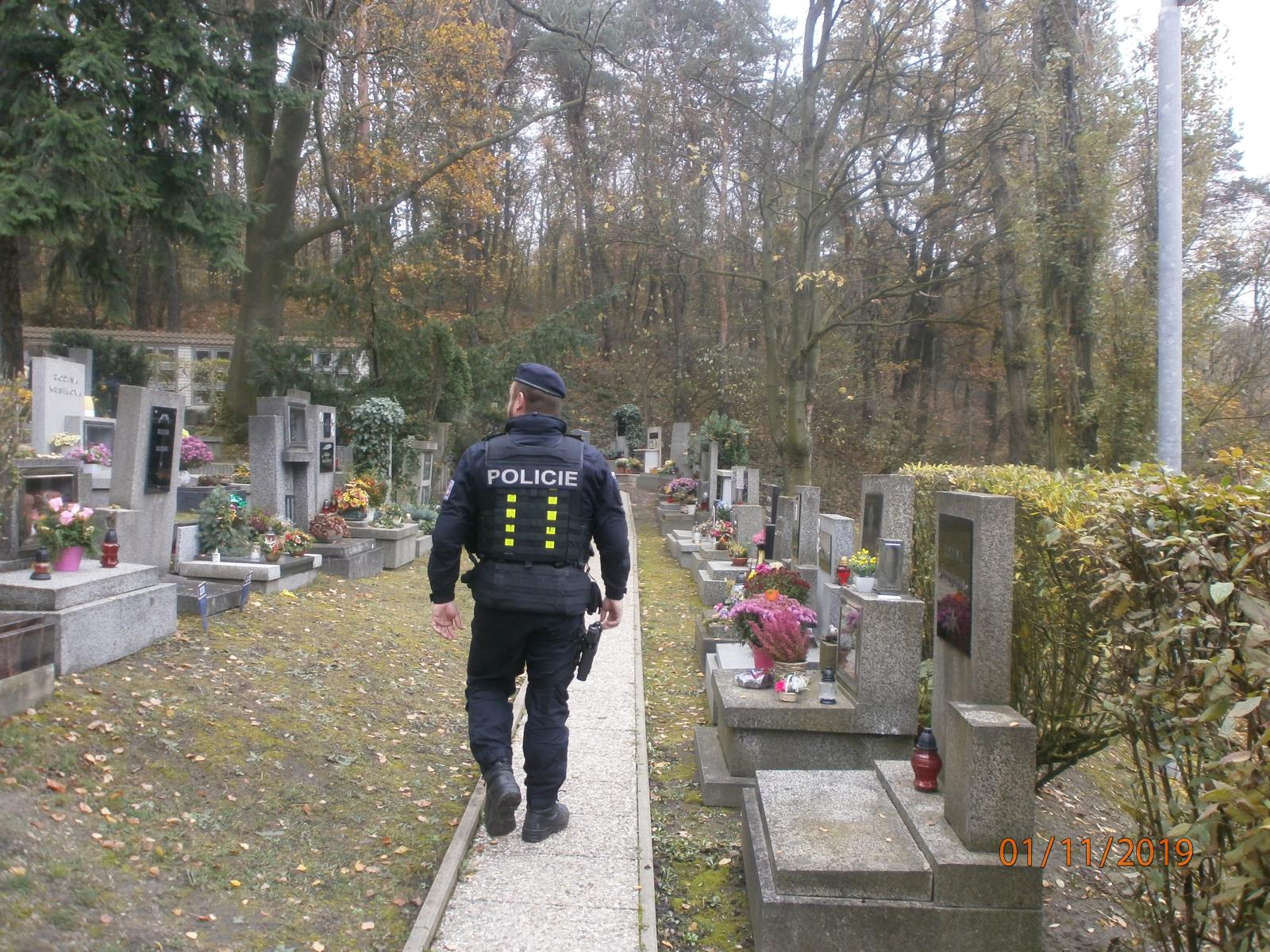 Policejní kontroly na hřbitovech