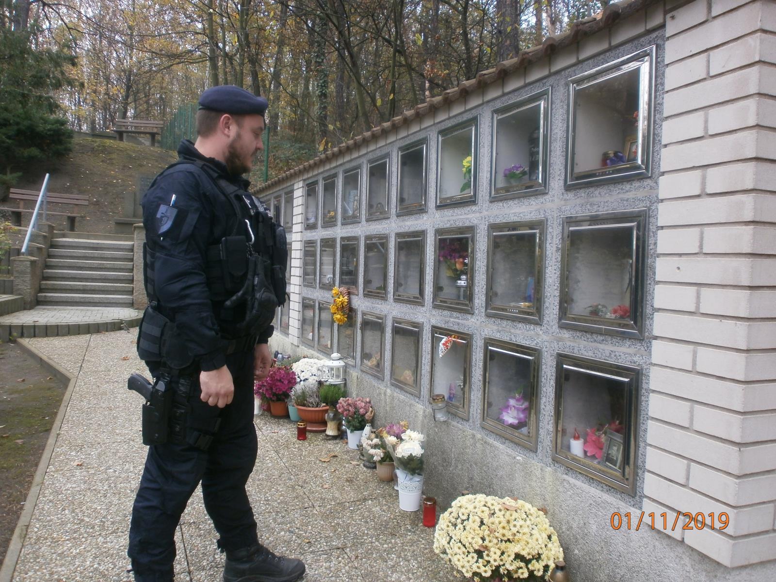 Policejní kontroly na hřbitovech