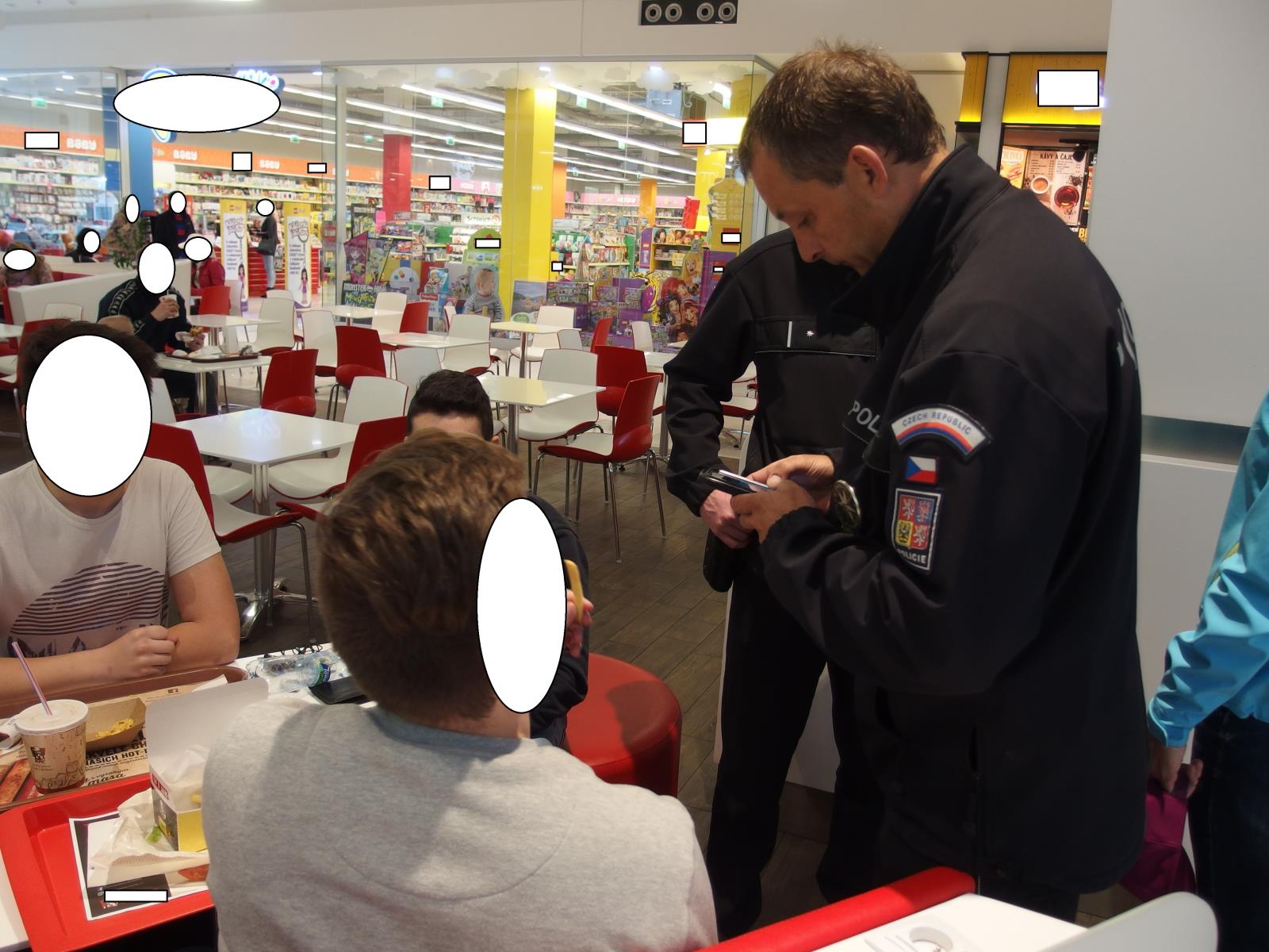 Policejní kontroly v obchodním domě