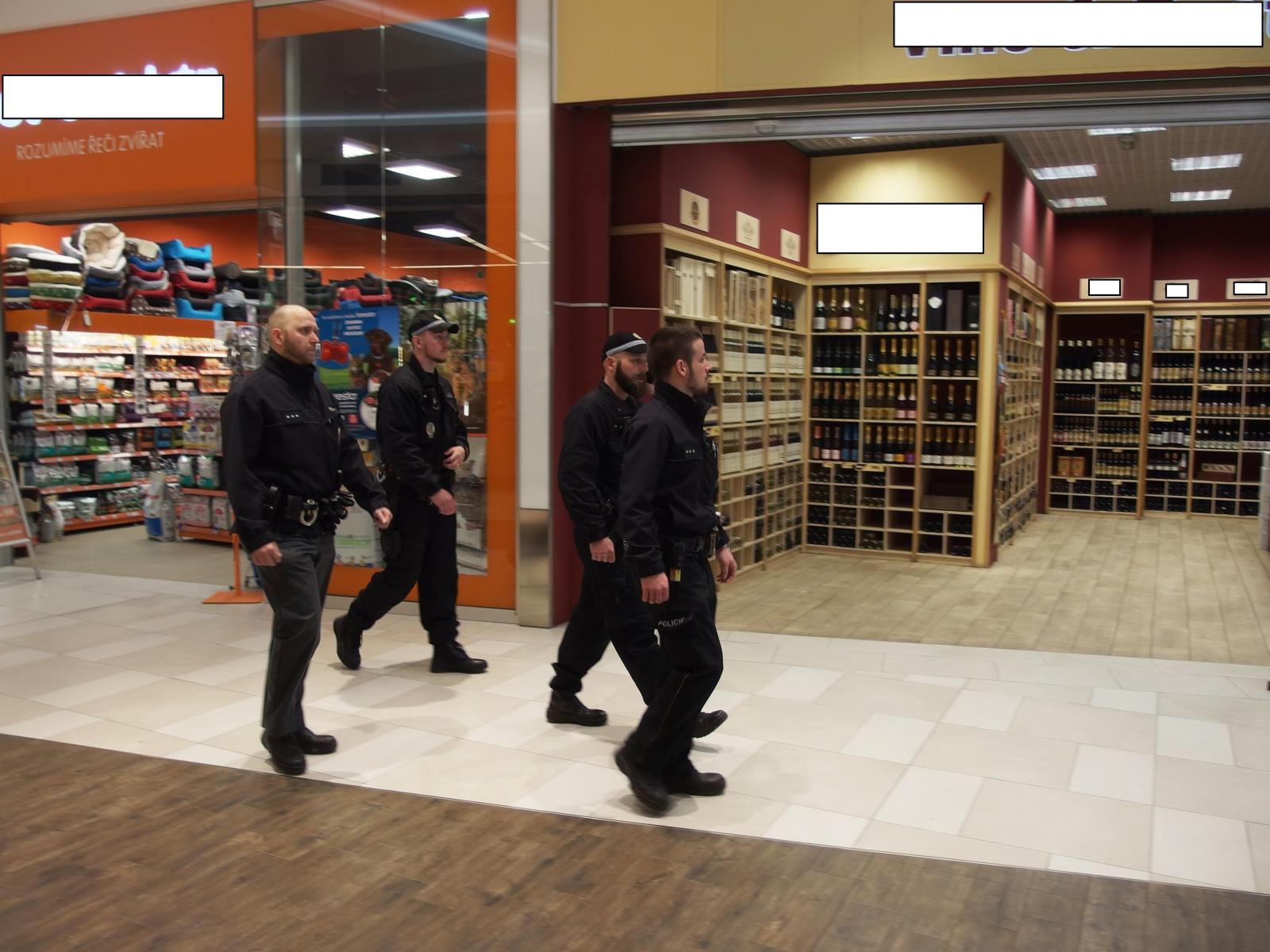 Policejní kontroly v obchodním domě