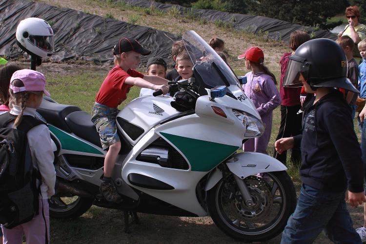 Policejní motorka lákala ke svezení