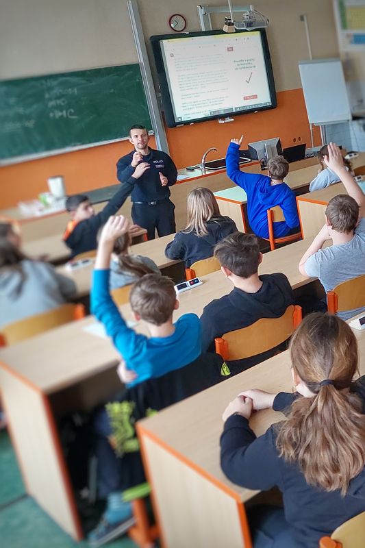 Policejní prevence chce osvětou mýtit rizikové trendy - ZŠ Červený Kostelec - 17.1.2024