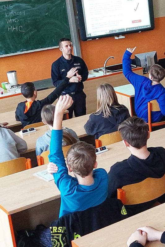 Policejní prevence chce osvětou mýtit rizikové trendy - ZŠ Červený Kostelec - 17.1.2024