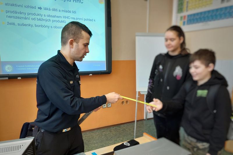 Policejní prevence chce osvětou mýtit rizikové trendy - ZŠ Červený Kostelec - 17.1.2024